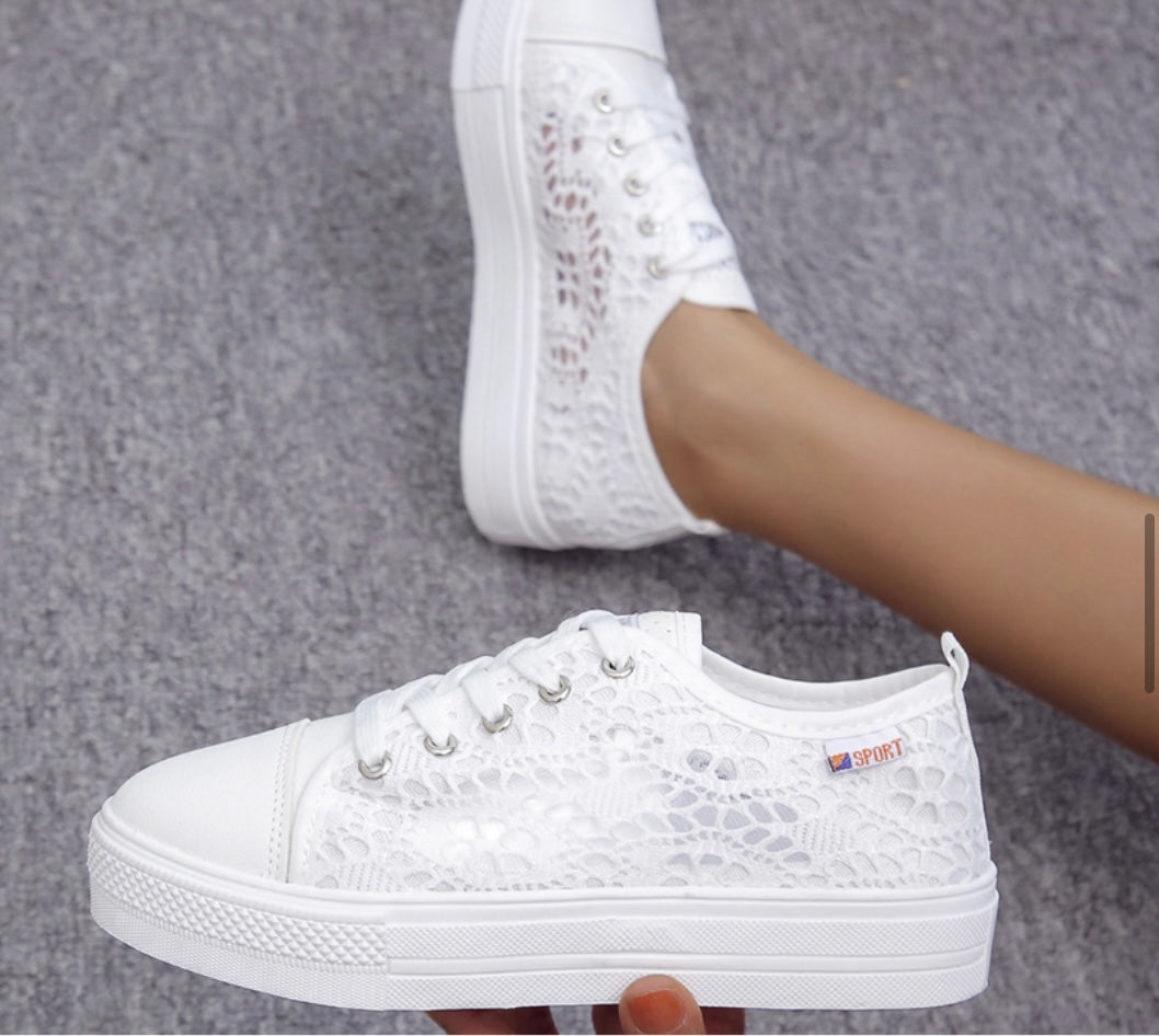ZAPATILLAS CON ABERTURAS DE ENCAJE