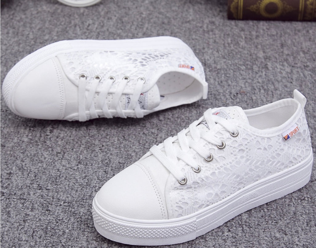 ZAPATILLAS CON ABERTURAS DE ENCAJE