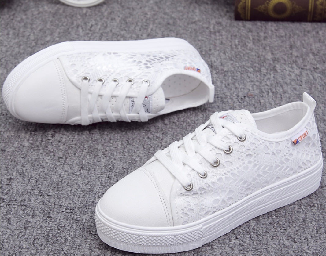 ZAPATILLAS CON ABERTURAS DE ENCAJE