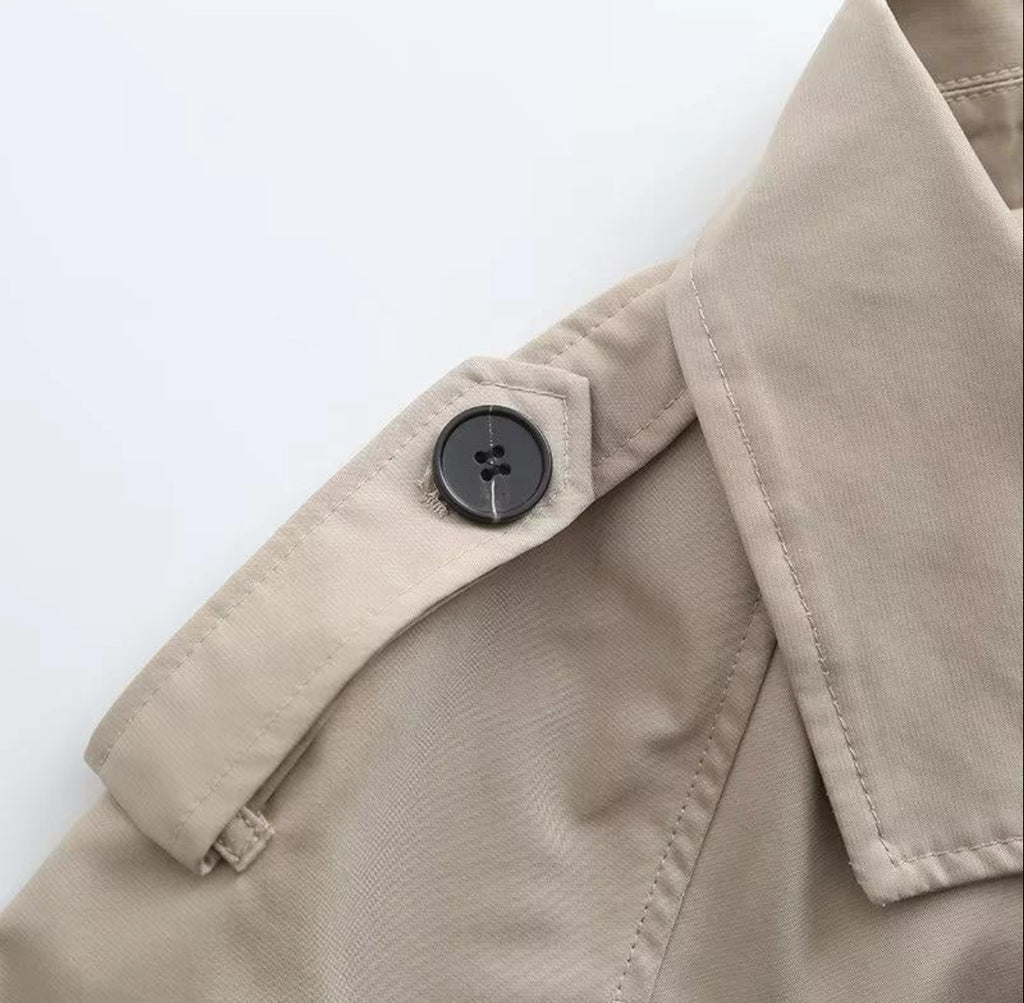 GABARDINA CORTA DE MANGA LARGA CON CINTURÓN