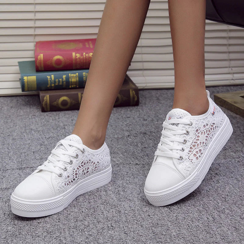 ZAPATILLAS CON ABERTURAS DE ENCAJE