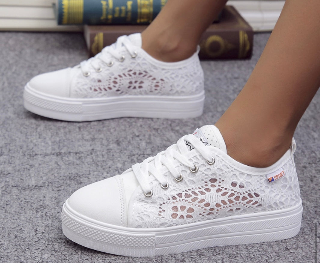 ZAPATILLAS CON ABERTURAS DE ENCAJE