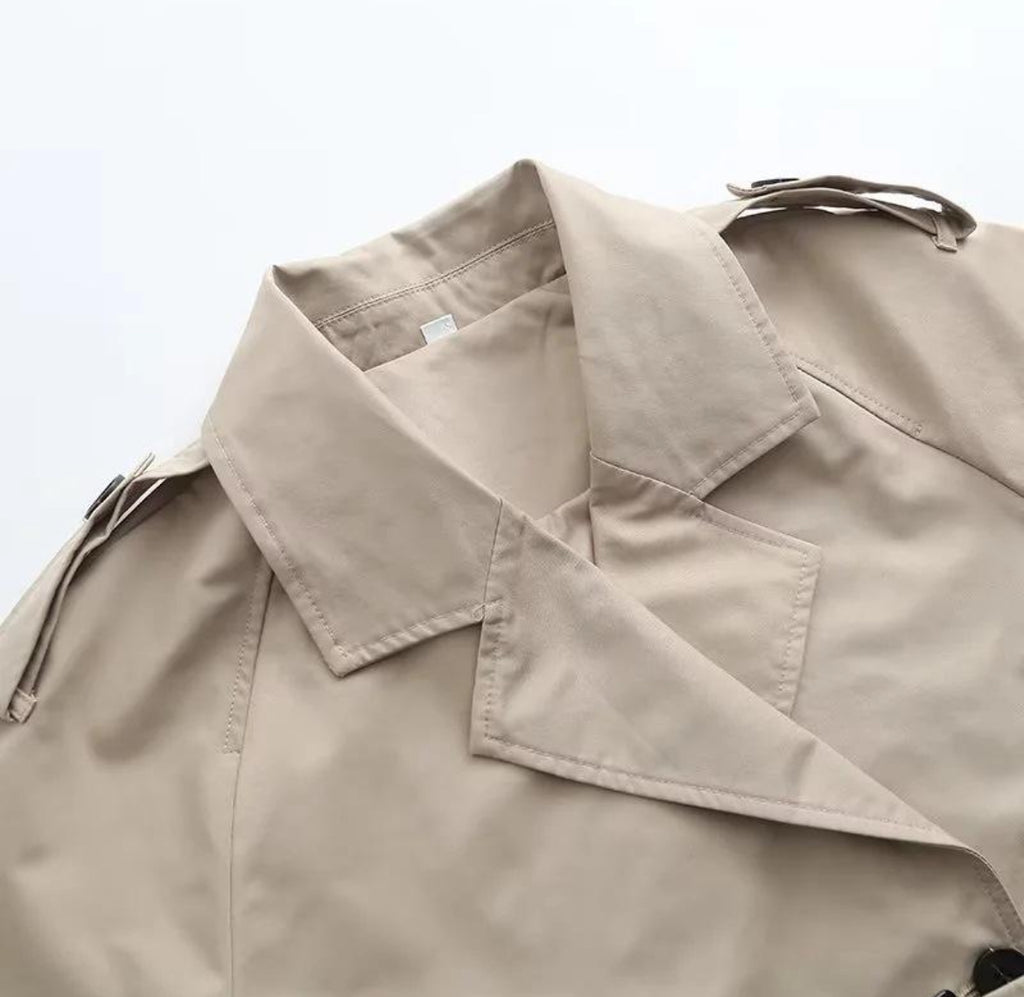 GABARDINA CORTA DE MANGA LARGA CON CINTURÓN