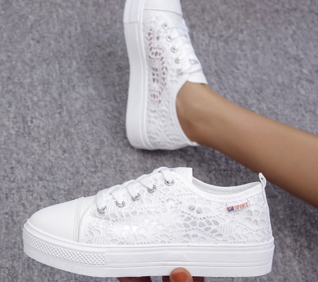 ZAPATILLAS CON ABERTURAS DE ENCAJE