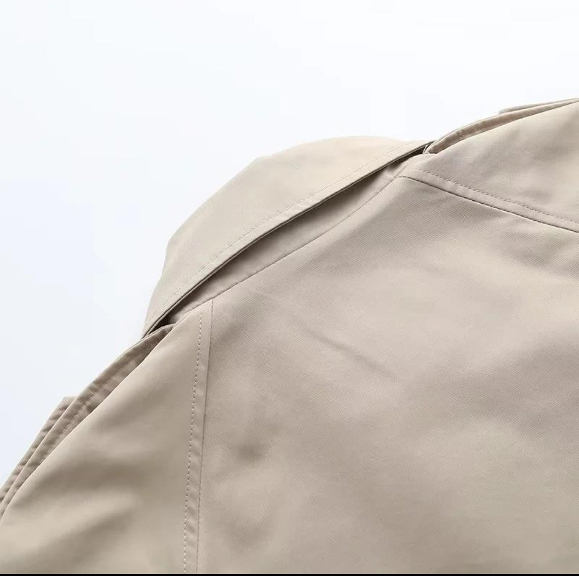 GABARDINA CORTA DE MANGA LARGA CON CINTURÓN