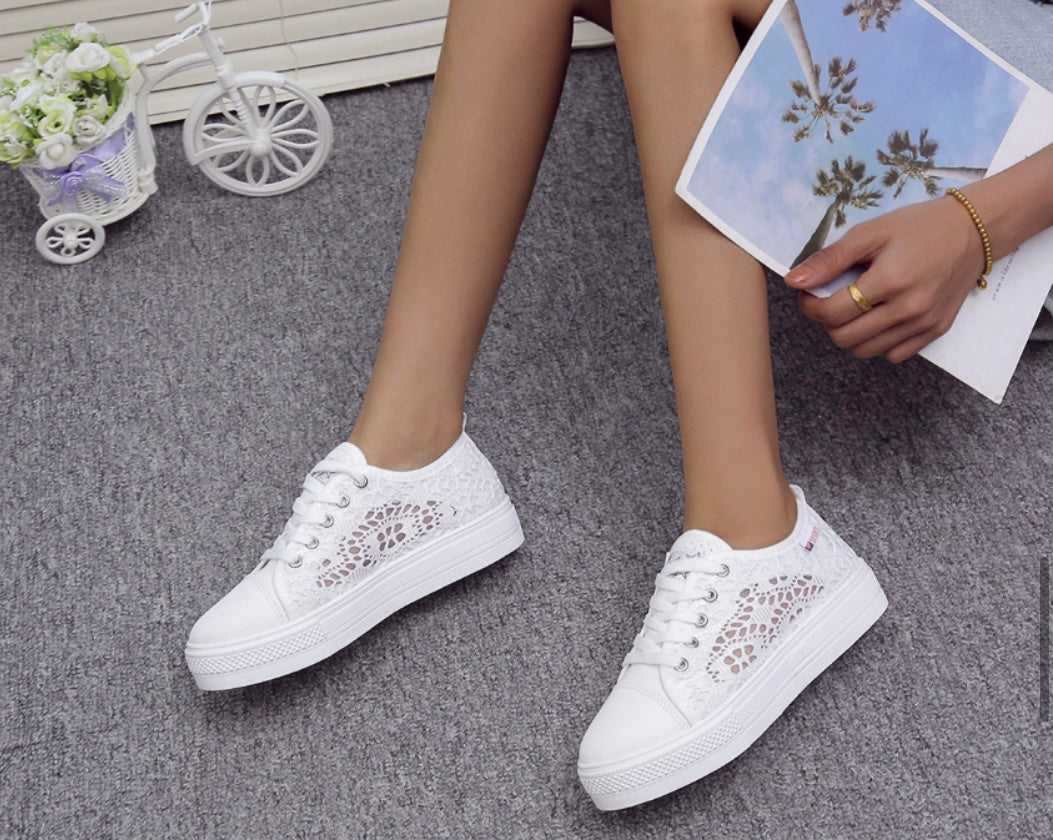 ZAPATILLAS CON ABERTURAS DE ENCAJE