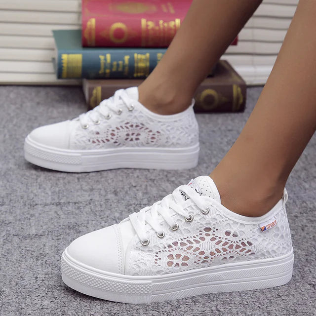 ZAPATILLAS CON ABERTURAS DE ENCAJE