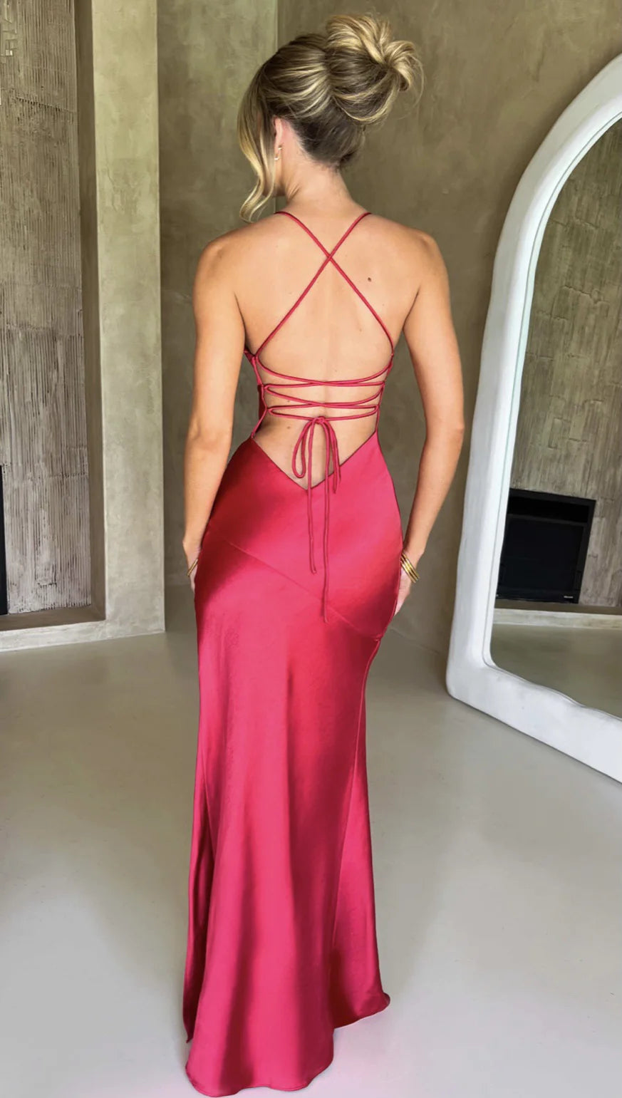 VESTIDO LARGO DE SATÉN CON ESCOTE EN V Y ABERTURA