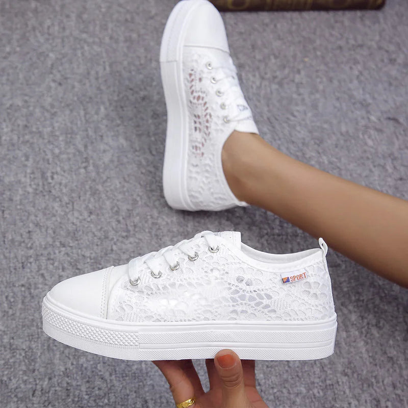 ZAPATILLAS CON ABERTURAS DE ENCAJE